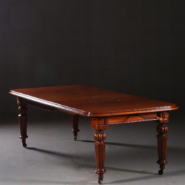 Antieke tafel / Smalle eetkamertafel tot 10 personen ca. 1865 Windout table met slinger en twee inlegbladen. (No.781541)