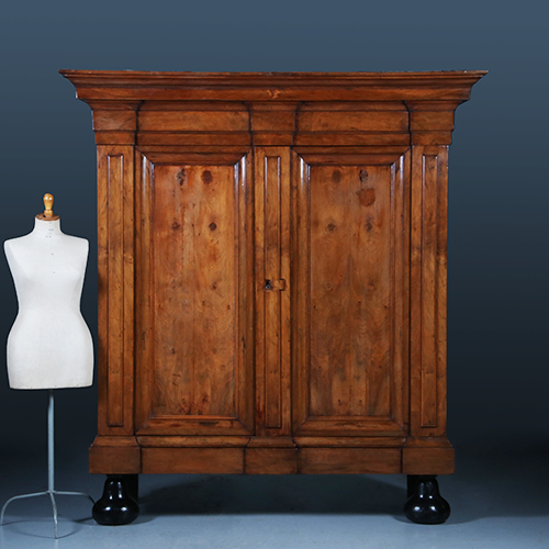 Grote pastoorskast ca 1700 in opvallend blonde kleur fraai patina (No.300205)