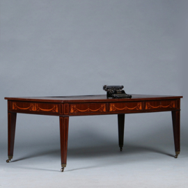 Strakke partnerschrijftafel met zwierig inlegwerk en prachtig doorleefd leer ca 1890 (No.450335)