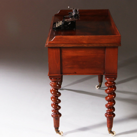 Victoriaanse mahoniehouten schrijftafel ca 1870 met gedraaide poten en kleine opstaande rand (No.211905)