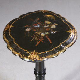 Antieke bijzettafels / wijntafel / Frans tilttop tafeltje in zwart laque ca. 1855 met bloemen en pauwen (No.721330)