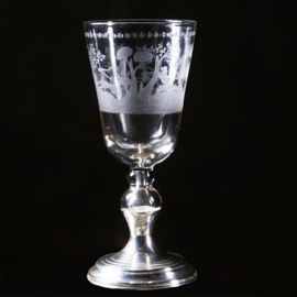 18e eeuwse gelegenheidsglas of bokaal met jachttafereel rond een kasteel op 19e eeuwse zilveren voet (No.322160)