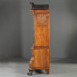 Antieke kast / Dubbel gebogen kabinet ca. 1750 Hollands rococo in wortelnoten (No.281106)