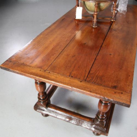 Antieke tafel / Hollandse  doorleefde notenhouten tafel ca. 1690 (No.752838)