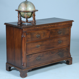 Strakke stoere ladenkast op bracket feet mooie patina  afgeronde hoekstijlen (No.391110)