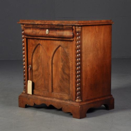 Antieke kast / Biedermeier penantkastje ca. 1840 in mahonie met bloemmahonie spitsboogpanelen (No.101741)