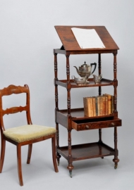 Antieke bijzettafels / Engelse Whatnot / etagere / lezenaar met lade en schuin verstelbare top (No.86552)