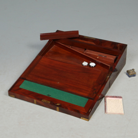Mahonie schrijfkist  "Conradi" gepersonaliseerd ca 1850 met messing beslag inktpot en geheime vakjes (No.461555)