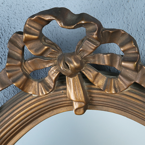 Ovale goudkleurige spiegel in Louis Seize met fraai strikje ca 1890 (No.290828) - 0,76 m. Hoog