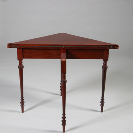 Driehoekige speeltafel voor in een hoek of langs een wand ca 1860 mahonie (No.211740)