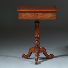 Vierkante bijzettafel of lampetafel met lade voor klein gerei op centrale poot ca 1875 (No.883021)