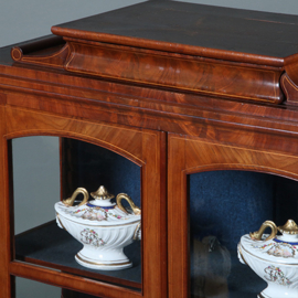 Zeer verfijnde  Vitrine met driezijdig glas en timpaanlade Frankrijk ca 1825 fijn inlegwerk (No.260600)