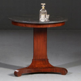 Antieke bijzettafels / Ronde vroeg biedermeier tafel ca. 1825 met Belgisch hardsteen (No.812122)