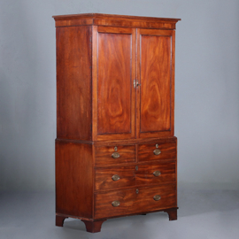 Zeer strak Engels Kabinet in fraaie lichtere mooi verouderde kleur ca 1800 (No.421015)