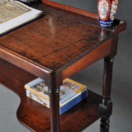 Antieke bureaus / Brede schrijftafel / lezenaar 1825 doorleefd mahonie (No.402565)