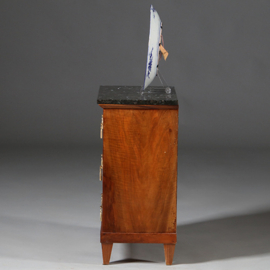 Strakke kleine commode ca 1800 met twinkelend marmer blad (No.962645)
