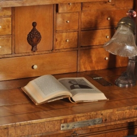 Antieke bureaus / Berkenwortel en noten damesbureau ca. 1880 met 2 geheime laden in de schrijfklep (No.503285)