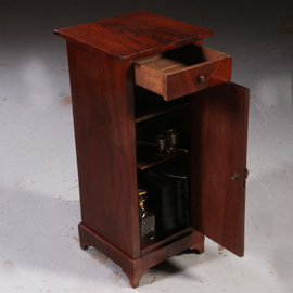 Mahonie nachtkastje zo strak belijnd als een sokkel Biedermeier ca 1820 (No.630947)