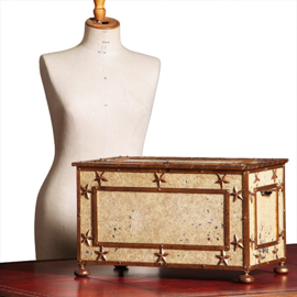 Antieke IJzeren beschilderde Empire kist in prachtige oude kleur op bolpoten en met sterren ca 1810 (No.431565)