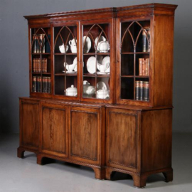 Antieke kasten / "Lage hoge" Engelse mahonie break front bibliotheekkast ca. 1900 met getoogde deuren (No.812124)