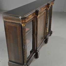 Antieke kast / Victoriaanse credenza ca. 1875 noten met ebbenhout, vrijstaande zuilen en 2 vitrines (No.390658)