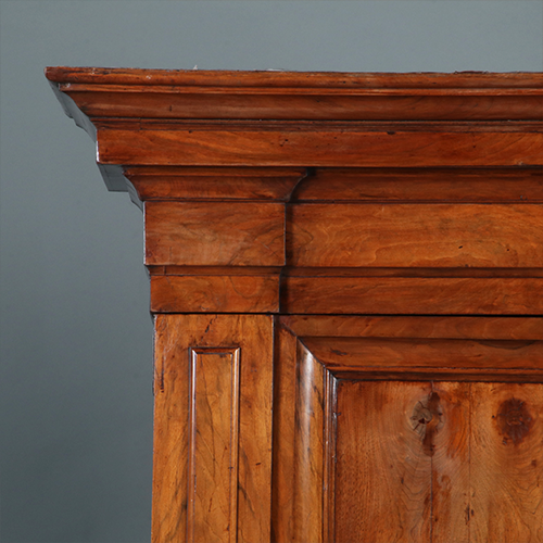 Grote pastoorskast ca 1700 in opvallend blonde kleur fraai patina (No.300205)