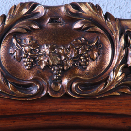 Schouwspiegel met facetgeslepen spiegelglas in eikenhouten lijst met bronzen ornamenten ca 1875 (No.851040) - Hoogte 1,15 m.