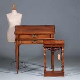 Kleine lezenaar mahonie Willem III met klep en gedraaide pootjes ca 1860 (No.431505)