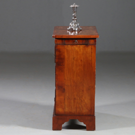 Antieke kasten / Kleine vroeg Georgian commode ca 1750 met kleine zijladen en tirette (No.882445)