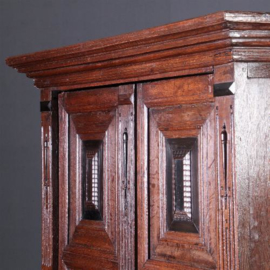 Antieke kast / Kleine 17e eeuwse 2-deurskast in fantastisch gepoetst eikenhout (No.632712)