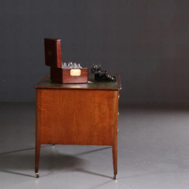 Antieke bureaus / Schrijftafel met doorleefd groen leer ca. 1920 (No.693042)