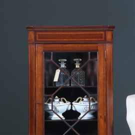 Smalle Regency hoekkast met afneembaar kroontje ca 1815 mahonie met inlegwerk (No.283015)