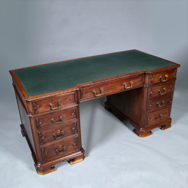Chique Engels bureau met een groen ingelegd schrijfblad en inspringend front ca 1880 (No.450330)