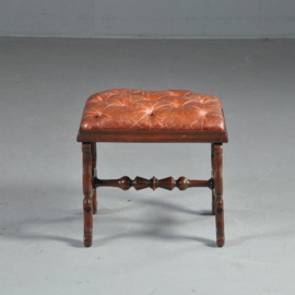 Antiek varia / Engelse voetenbank of stool ca. 1850 gecappitoneerde zitting in leer  (No.422161)