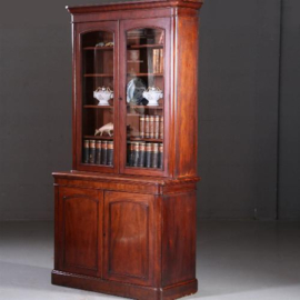 Antieke kasten / Zeer hoge Engelse mahonie servieskast / bibliotheekkast ca. 1860 met getoogde deuren (No.782756)