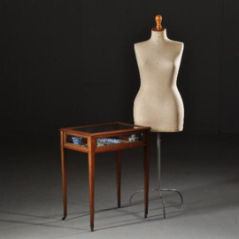 Antieke bijzettafels / Tafelvitrine in notenhout ca. 1890 met aan 5 kanten glas (No.432234)
