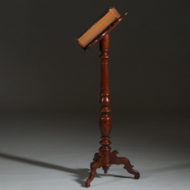 Essenhouten Lezenaar of bijbelstandaard ca 1890 het blad geschulpt en met leer belegd. (No.260625)