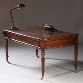 Schrijftafel ca 1930  in mahonie met leer ingelegd op gedraaide poten (No.212820)