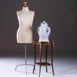 Franse lampetafel gueridon ca 1900 met geschulpt blad in mahonie met brons (No.222155)