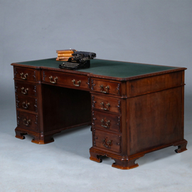 Chique Engels bureau met een groen ingelegd schrijfblad en inspringend front ca 1880 (No.450330)