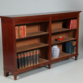 Lage brede open boekenkast in mahonie met zwart lederen biesjes ca 1910 (No.450355)