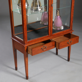 Unieke satijnhouten vitrine met halfronde glazen bovenkant ca 1900  (No.232010)