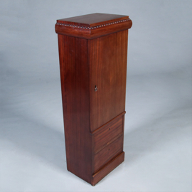 Art deco Zuilvormige kast of kastvormige zuil met 1 deur en twee kleine laden ca 1915 (No.431540)