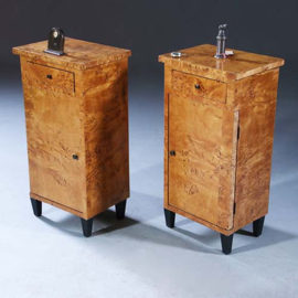 Stel van 2 blonde nachtkastjes zeer strak Biedermeier berkenwortel ca 1825 (No.231630)