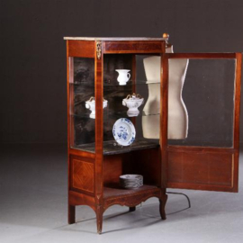 Antieke kasten /  Vitrine ca. 1920 in mahonie met vogeloog en hulst, daarop een marmerblad  (No.681431)