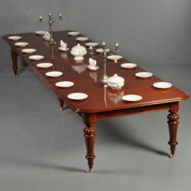 Antieke tafel / Mahonie eetkamertafel / vergadertafel ruim 4 m. lang voor zeker 18 personen (No.270549)
