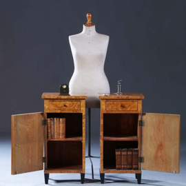 Stel van 2 blonde nachtkastjes zeer strak Biedermeier berkenwortel ca 1825 (No.231630)
