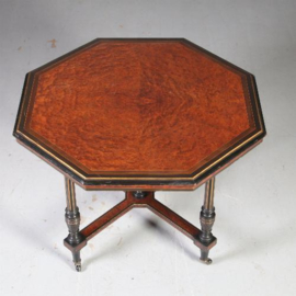 Antieke tafel / Achtkantige Napoleon III salontafel in noten met zwart (No.571037)