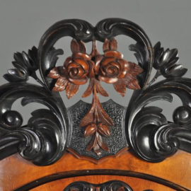 Antieke kast / Uitbunidge Hollandse bonheur in noten/wortelnoten met zwart gebogen front en zijkanten (No.300641)