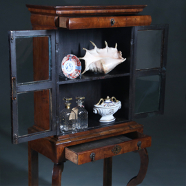 Kleine Hollandse Rococo vitrine  / rariteiten kabinetje ca 1730 op kruisvoet (No.241605)
